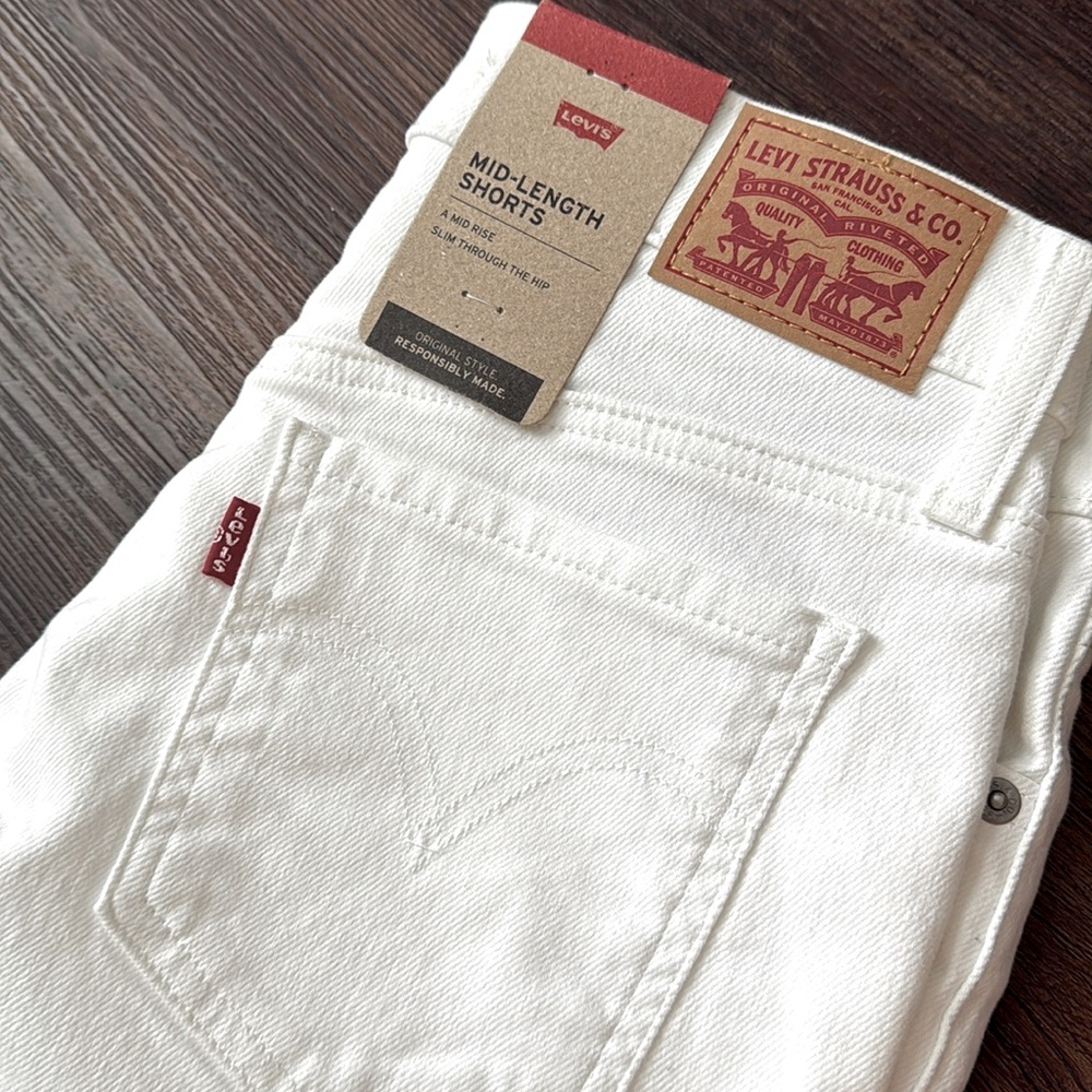 Levi’s Mid Rise Mid Length Shorts White Jean NWT 26